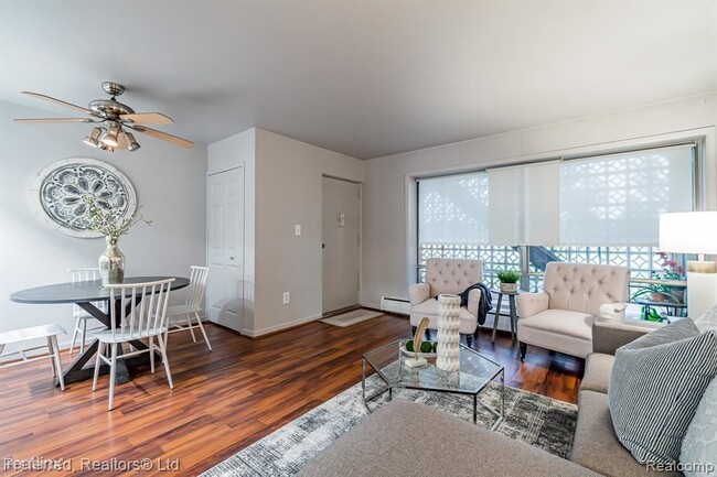 Building Photo - 1 br, 1 bath Condo - 15055 Hubbard St Apt 26