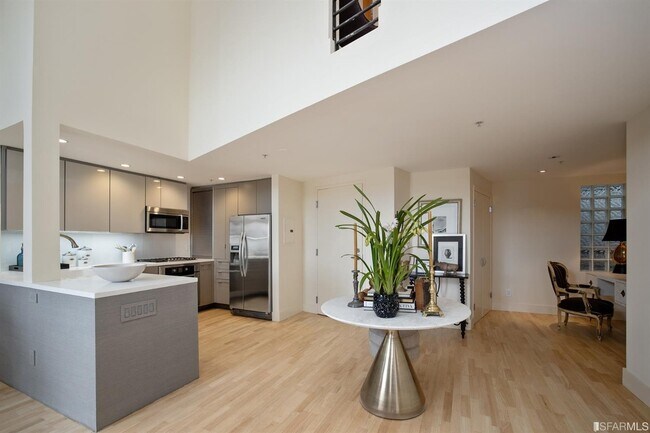 Building Photo - 260 Clara St