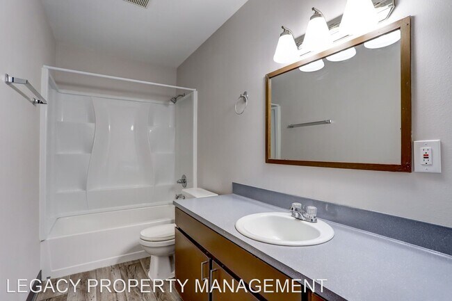 Foto del edificio - 3715-3775 SW 108th Ave