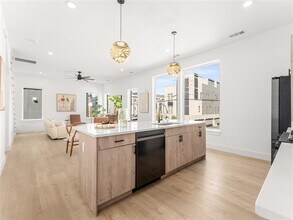 Building Photo - 2015 N Prairie Ave