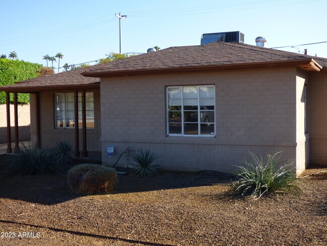 Building Photo - 307 E Verde Ln