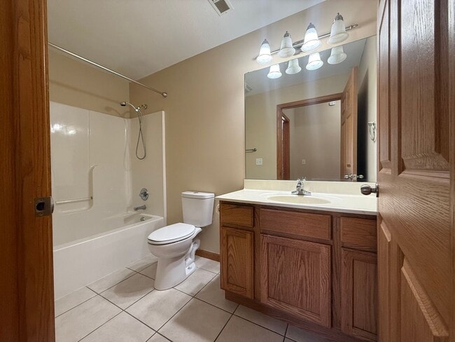 Building Photo - Beautiful 2 Bed, 2 Bath Luxury Condo - May Promo -Apply Today!