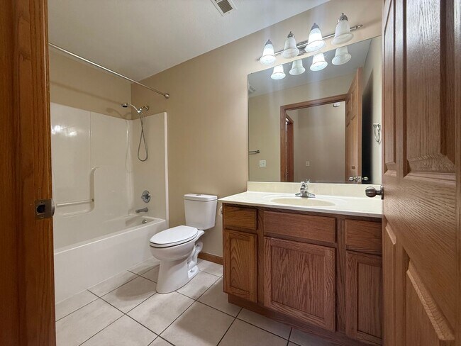 Foto del edificio - Beautiful 2 Bed, 2 Bath Luxury Condo - May Promo -Apply Today!