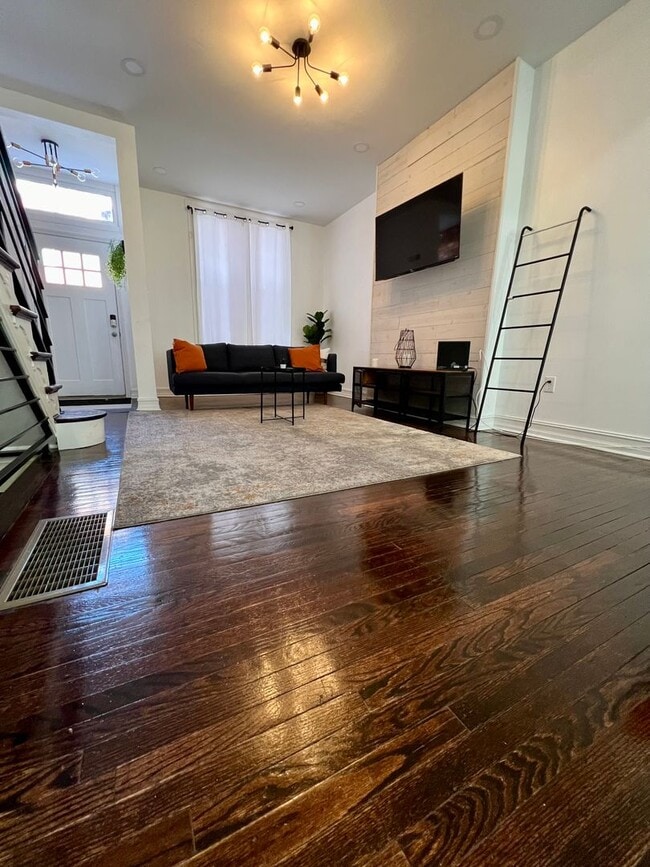 Building Photo - Stunning 3-Bedroom Townhome with Finished ...
