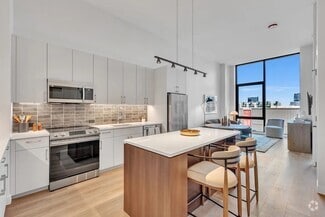 Building Photo - 900 W Van Buren St