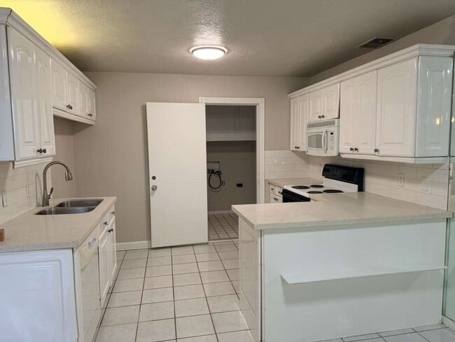 Building Photo - 535 Georgetown St