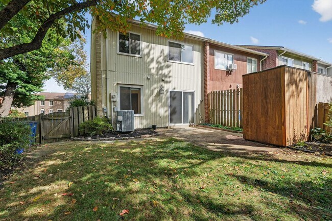 Foto del edificio - Charming End-Unit Townhome in Sought-After...