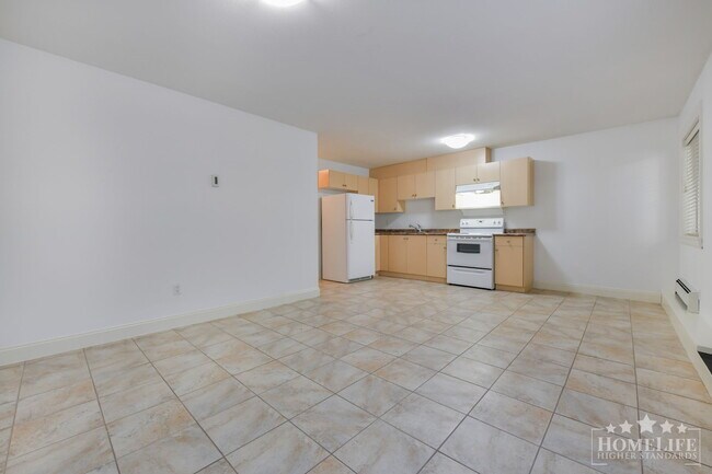 Photo du bâtiment - Bright 2-Bedroom Basement Suite in Sullivan-  All Utilities Included