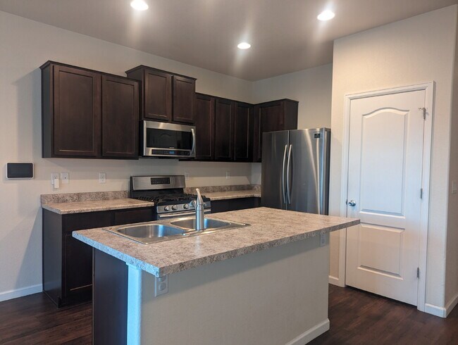 Building Photo - Newer 3bdrm/2 1/2 bath townhome in the heart of Longmont!