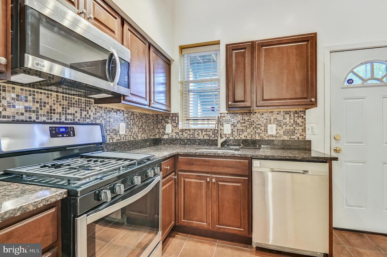 Primary Photo - 926-UNIT Newington Ave