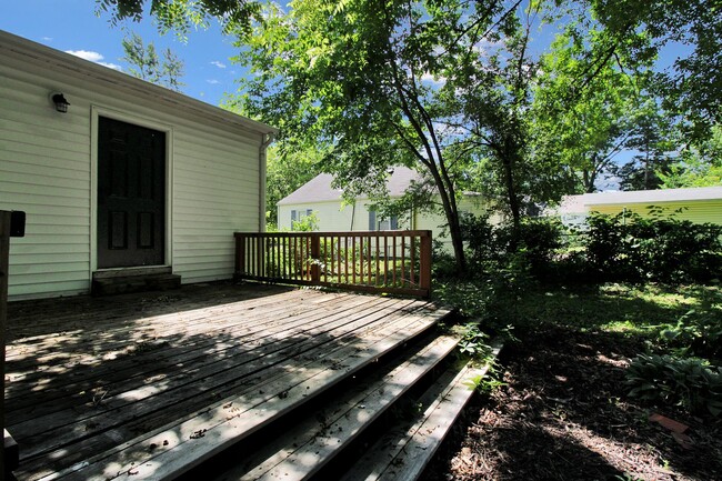 Building Photo - Charming home close to the hustle and bust...