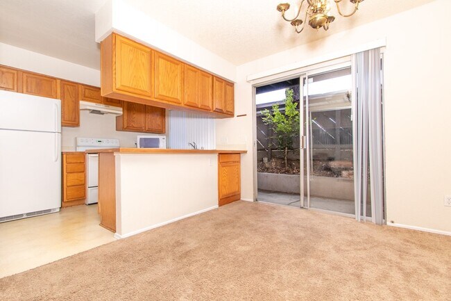 Foto del edificio - Private 2-bed/2-bath, Corner Location Cond...