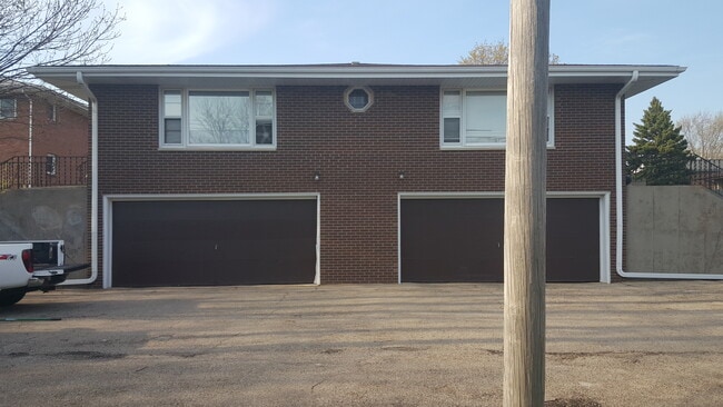 Building Photo - 5841 Garrett Ln