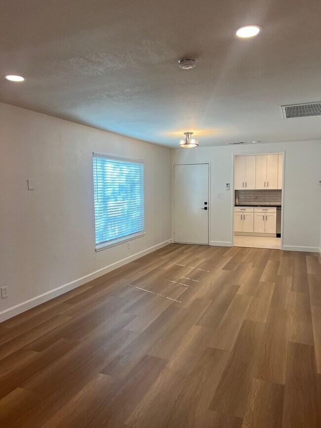 Building Photo - GORGEOUS REMODELED 3 BEDROOM HOME IN TAHOE PARK!!