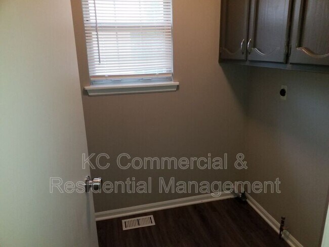 Building Photo - 605 S Park Dr