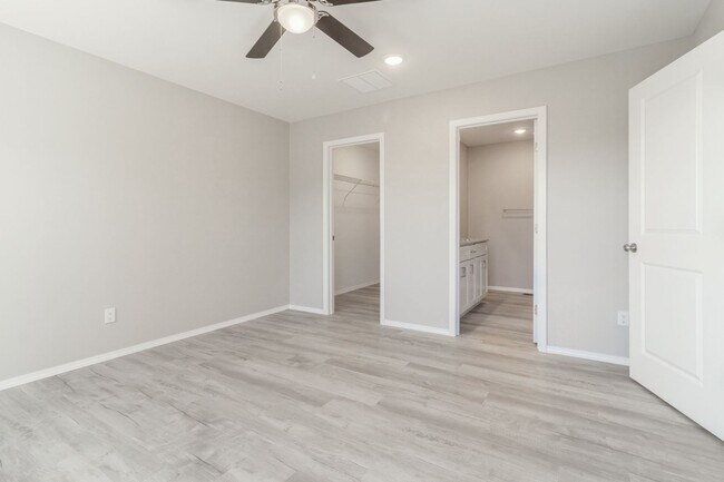 Foto del edificio - Stunning 4-Bedroom Home