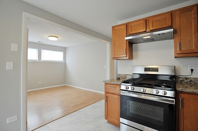 Building Photo - 3021 W Belmont Ave