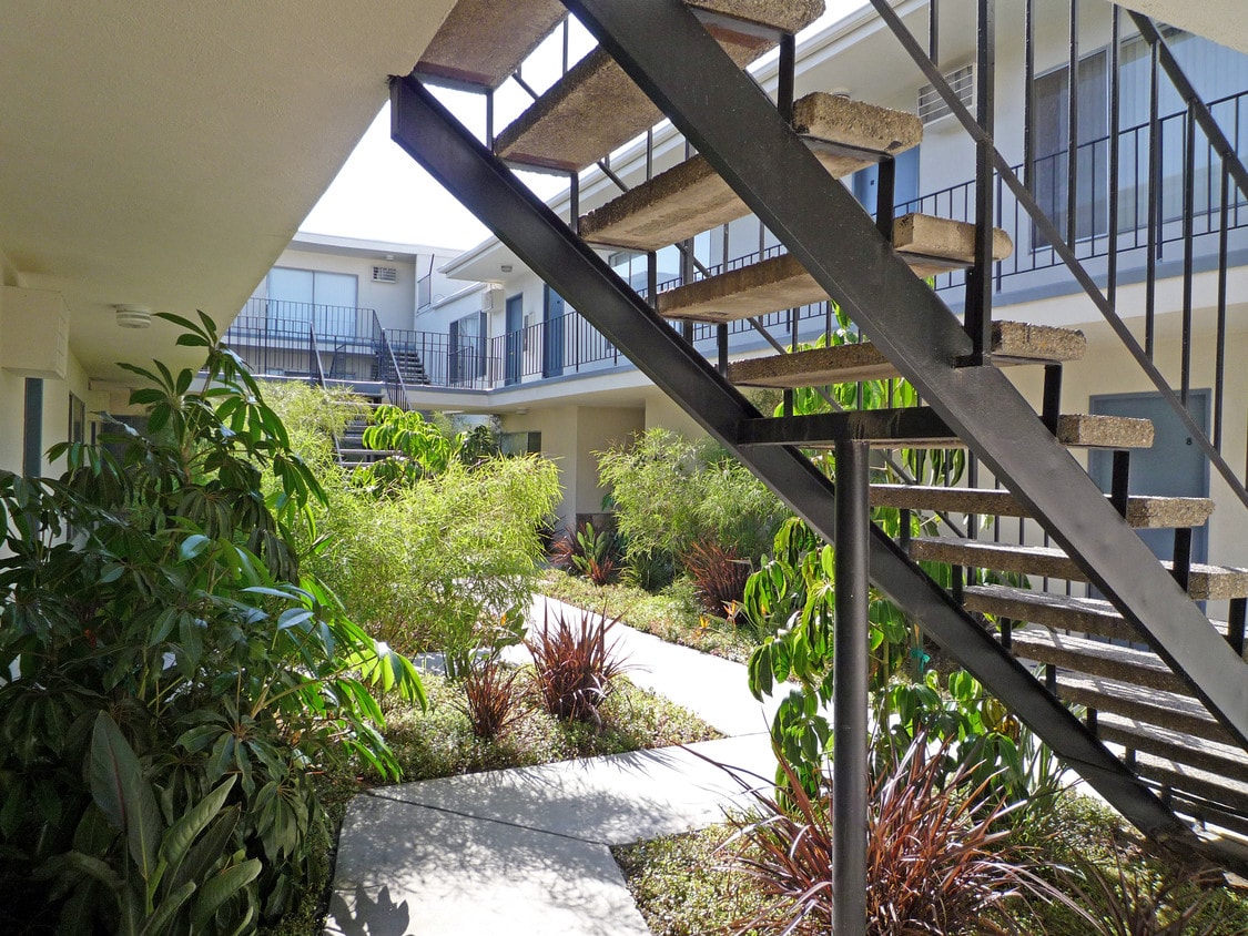7755 ¡Laurel Canyon blvd. - 7755 Laurel Canyon Blvd