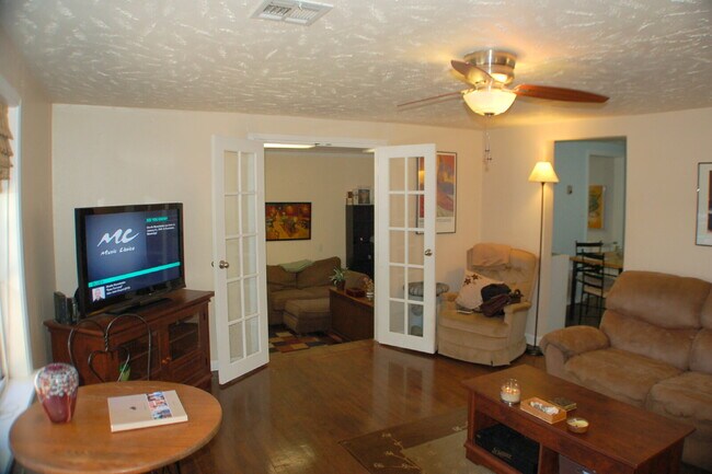 Foto del edificio - Cute 2 bed / 1 bath house just 1.4 miles from UA and downtown.
