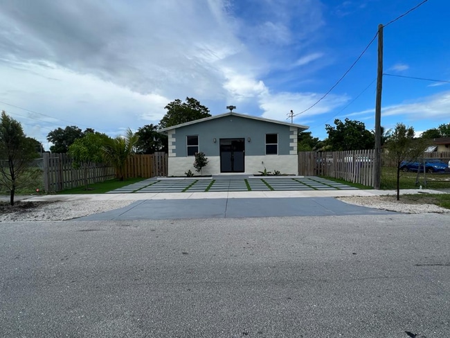 Building Photo - 5433 SW 19th St