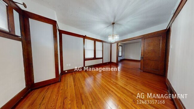 Building Photo - 93 Chippewa Rd - Gorgeous Pontiac 3Bed/1.5...