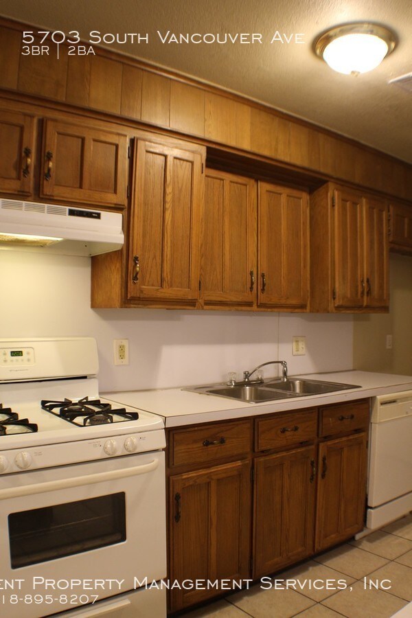 Building Photo - 3 Bedroom Duplex, West Tulsa