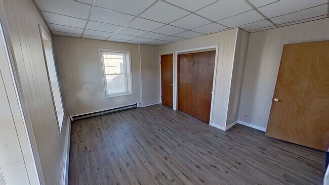 Building Photo - 2nd floor Apartment
