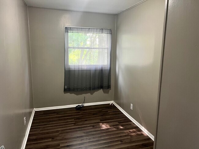 Building Photo - 1714 Forest View Dr