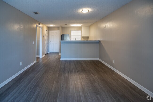 1 habitación, 1 baño, 761 pies cuadrados - Sala de estar - Caroline Village