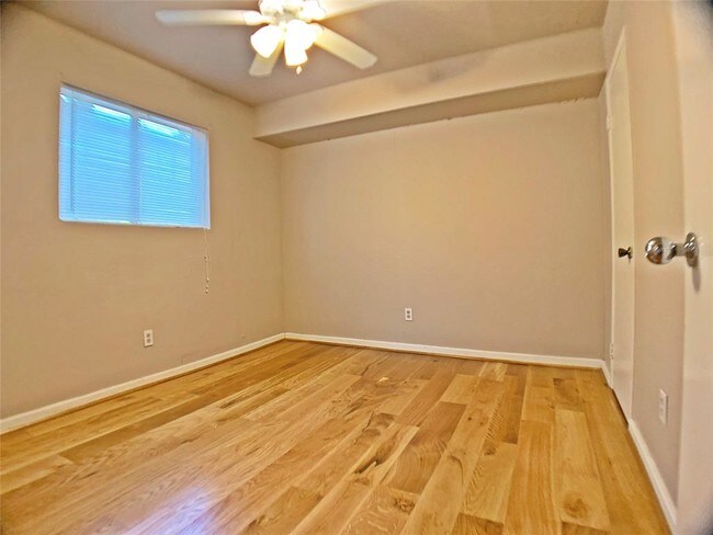 Foto del edificio - 9221 Vogue Ln