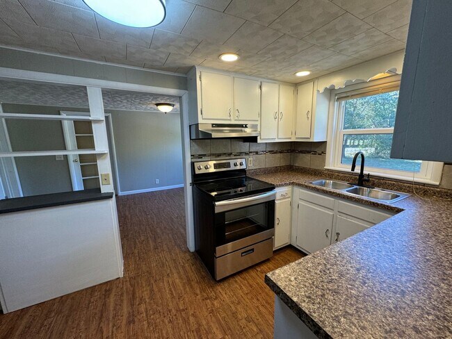 Foto del edificio - Spacious 3-Bedroom, 1-Bathroom Home with Pole Building – $1,525/Month