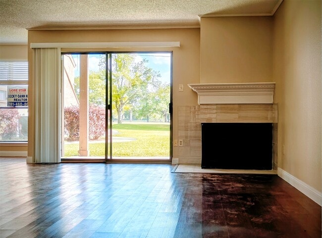 Foto del edificio - 8413 Sands Point Dr