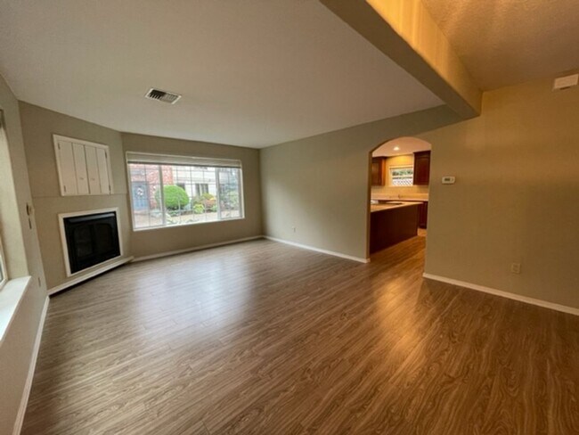Building Photo - Wonderful Dunthorpe Carriage House with ac...