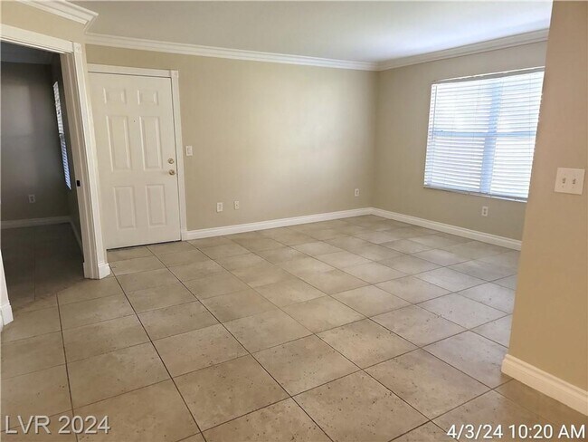 Foto del edificio - FANTASTIC 1ST FLOOR UNIT IN GATED COMMUNIT...