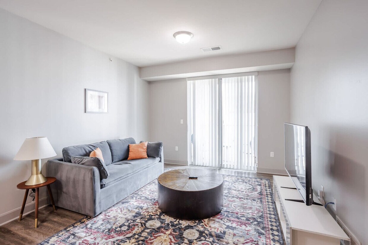 Foto principal - 121 E Freedom Way