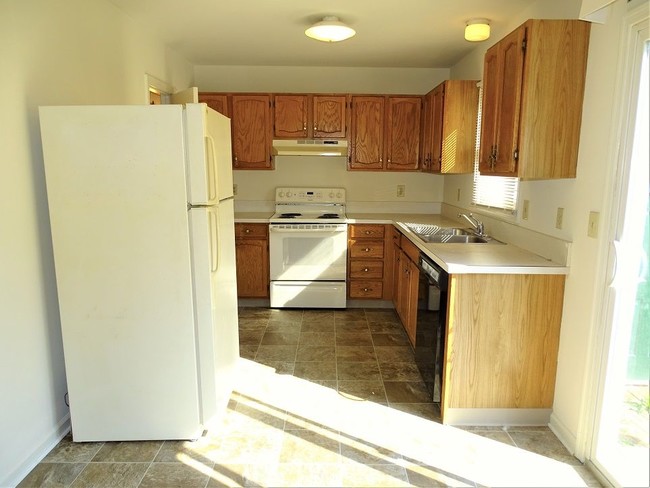 Building Photo - 128 Village Ct