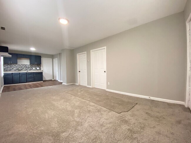 Building Photo - Adams House " 50% OFF 1 MONTH FREE RENT --...