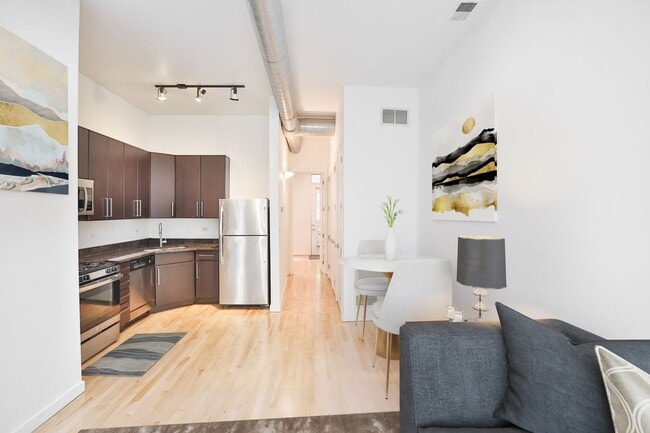 Photo - Wicker Park Large Sunny 1 Bedroom. Beautiful Courtyard. Great Location. Laundry/Internet. Apartment