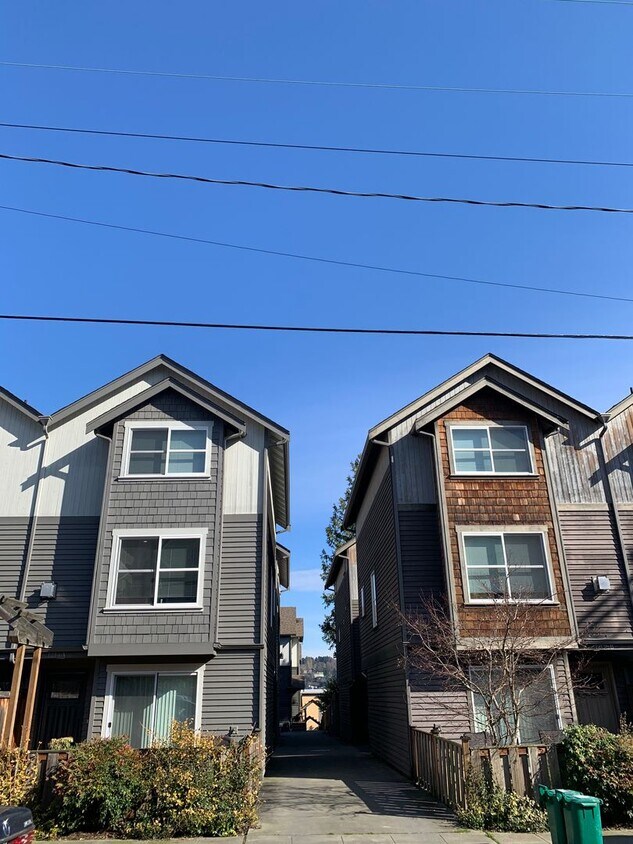 Primary Photo - Queen Anne Townhouse