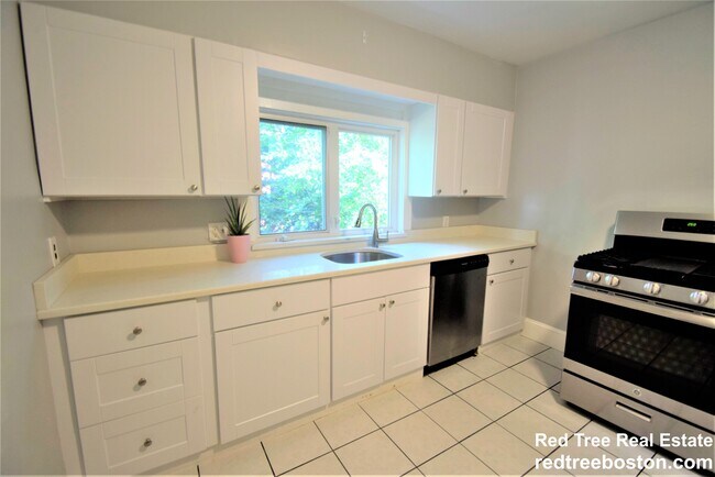 Foto del edificio - 9-11 Undine Rd. Unit 2