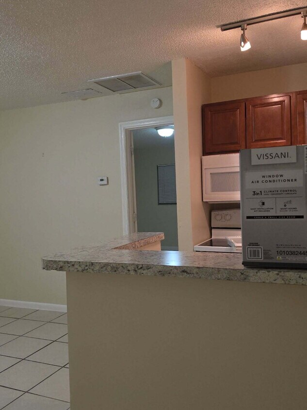 Foto del edificio - 1 bedroom, 1 bath; kitchen with microwave.