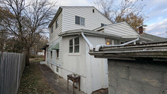 Foto del edificio - Charming 5-bedroom home located in the heart of Akron