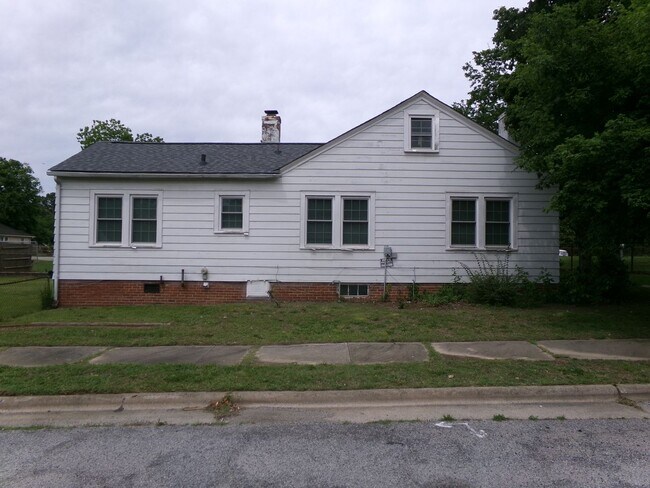 Foto del edificio - Spacious 3-Bedroom 2-Bathroom Home