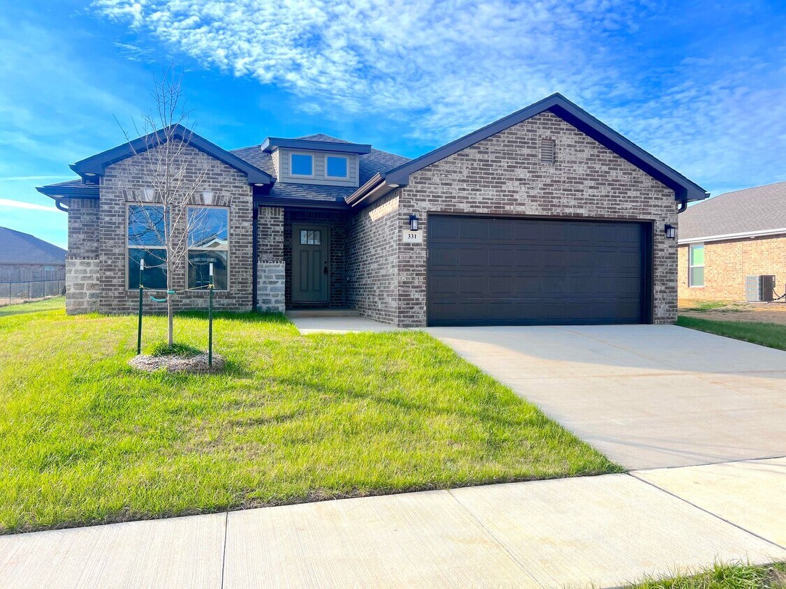 Primary Photo - Luxury 3 Bedroom In Webb City!