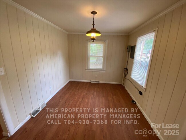 Building Photo - 508 Villa St