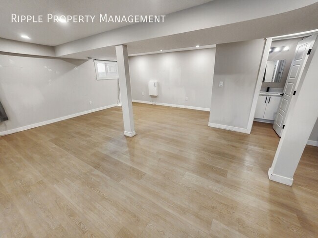 Photo du bâtiment - COZY & PRIVATE 2 BEDS, 1 BATH BASEMENT SUITE | Private Entry & Shared Backyard