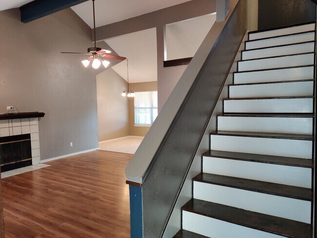 Building Photo - 1069 West Hills Ter