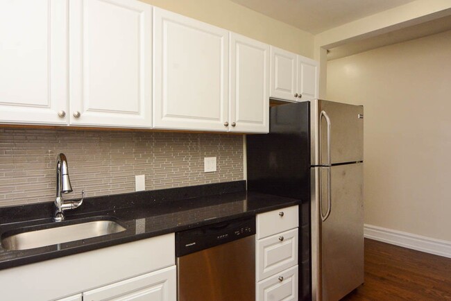 Building Photo - 3819.5 N Greenview Ave