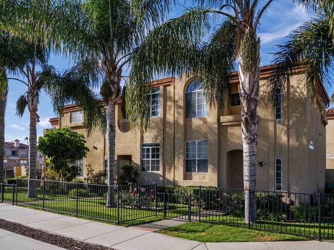 Building Photo - TOTALLY REMODELED, BLOCKS TO THE BEACH!