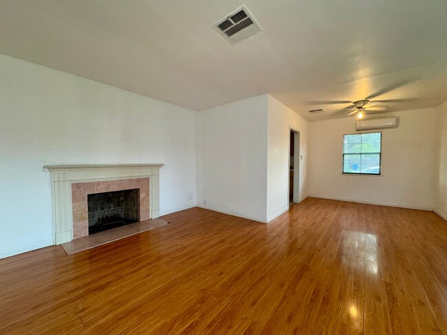 Building Photo - Three Bedroom, One Bathroom Temple City Ho...